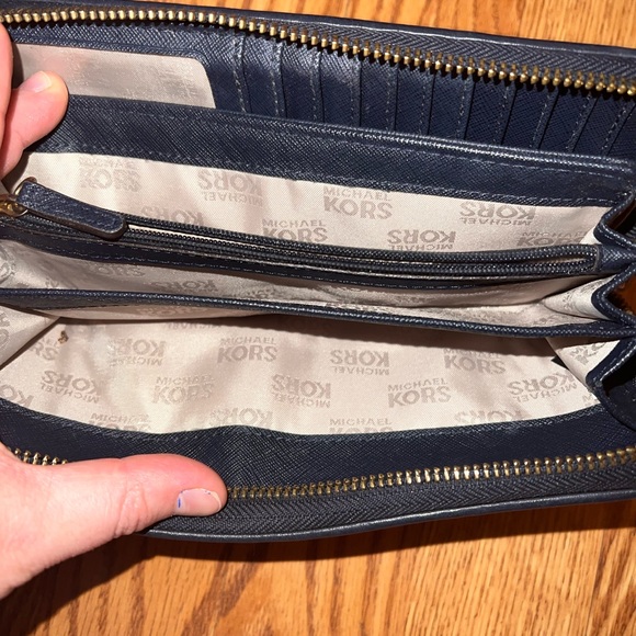 Authentic Micheal Kors Purse - Picture 8 of 10